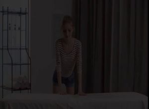 Анальный секс с худой красоткой после возбуждающего массажа